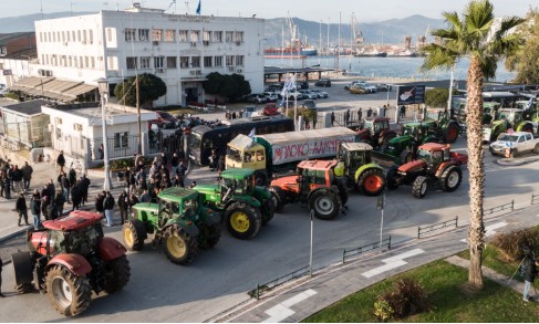 Απόβαση αγροτών στο λιμάνι του Βόλου – Τα καΐκια στη θάλασσα 