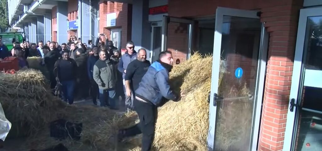 Στα κάγκελα αγρότες και κτηνοτρόφοι στην Καβάλα: Έχυσαν γάλα, πέταξαν ντομάτες και σταφύλια