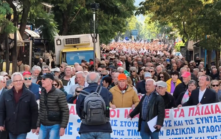 Μαζικό συλλαλητήριο των συνταξιούχων στην Αθήνα: «Φέρτε πίσω όλα τα κλεμμένα, με αίμα ο λαός τα έχει πληρωμένα»