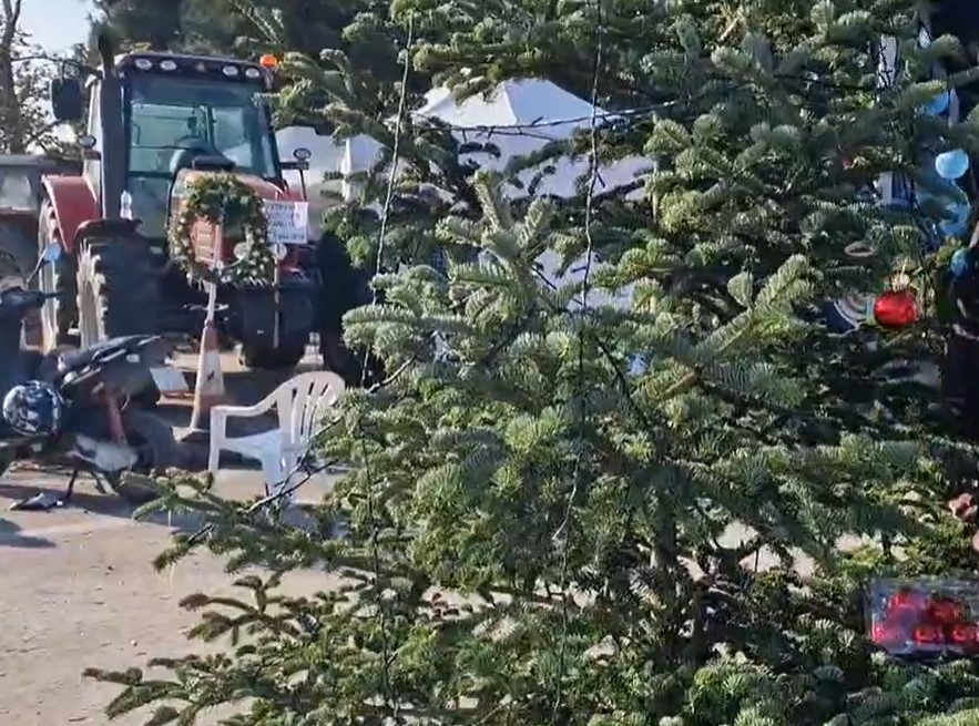 Παραμένουν στα μπλόκα οι αγρότες – «Και αρνιά θα σουβλίσουμε αν δε λυθούν τα προβλήματα μας»