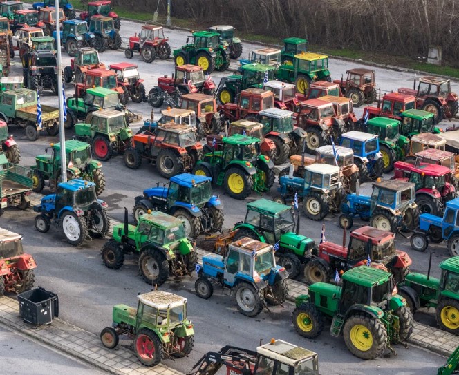 Οι αγρότες παραμένουν στα μπλόκα – Ποιοι δρόμοι κλείνουν