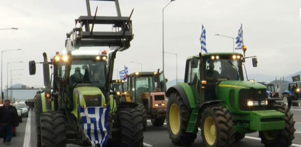 Οι αγρότες από όλη τη Θεσσαλία έκλεισαν τις σήραγγες των Τεμπών