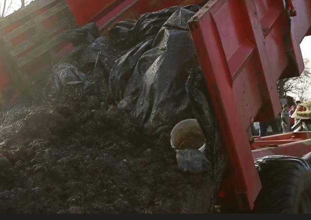 Αγρότες άδειασαν τέσσερις τόνους κοπριάς έξω από κτίριο Περιφέρειας Δυτικής Μακεδονίας