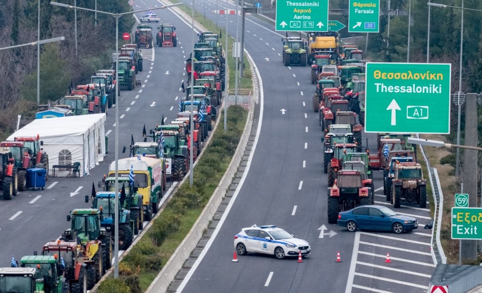 Οι αγρότες ανοίγουν τα μπλόκα για τα Χριστούγεννα και τα κλείνει η αστυνομία