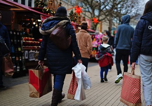 Το ωράριο καταστημάτων σήμερα Παραμονή Χριστουγέννων