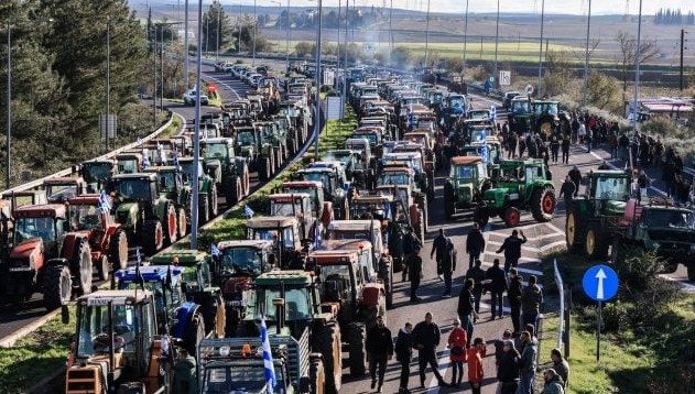 Οι αγρότες στα μπλόκα και αυξάνονται διαρκώς