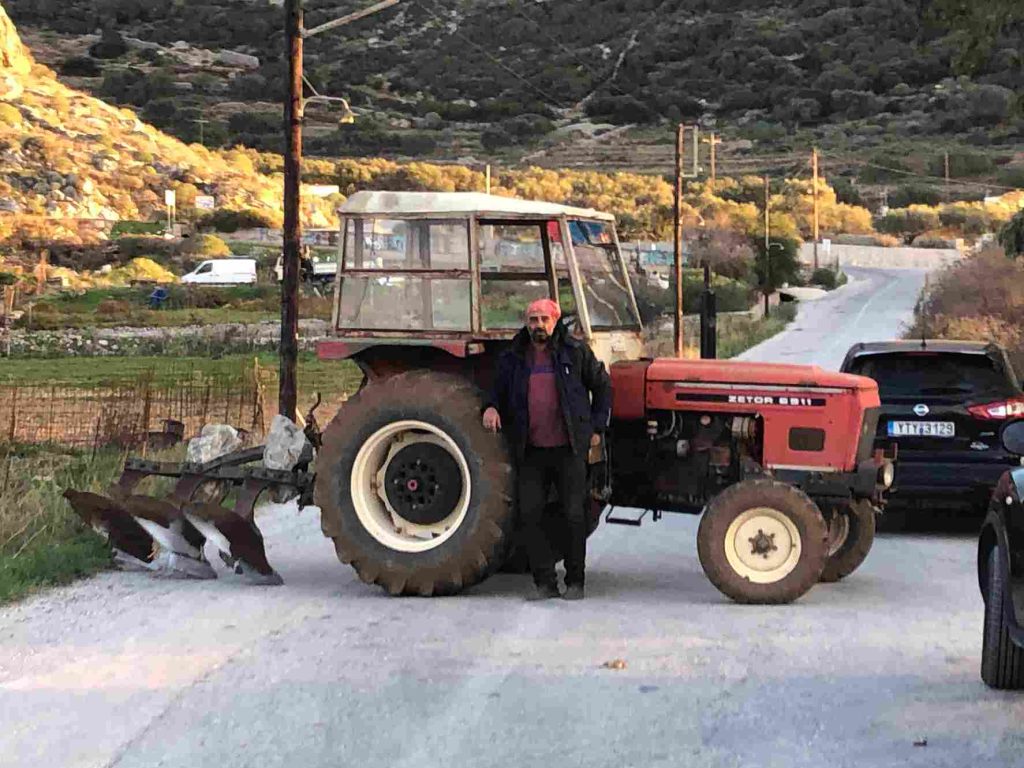 Αμοργός: Συμβολικό μπλόκο στην Αιγιάλη από τον μοναδικό αγρότη με τρακτέρ
