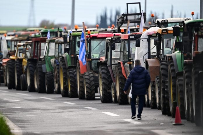 Στην άκρη των δρόμων βάζουν τα τρακτέρ οι αγρότες ενόψει Χριστουγέννων για να διευκολυνθούν στις μετακινήσεις τους οι ταξιδιώτες 