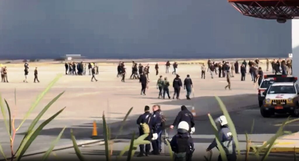 Κατέλαβαν την πίστα του αεροδρομίου στο Ηράκλειο Κρήτης οι Αγρότες