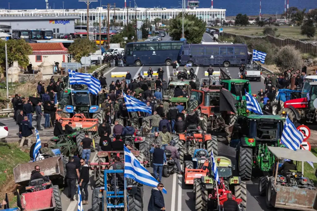 Κλιμακώνονται οι αγροτικές κινητοποιήσεις: Μπλόκα παντού