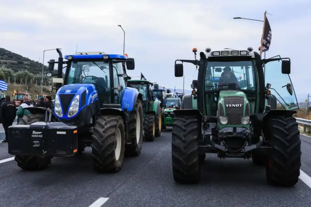 Οι αγρότες άνοιξαν τις σήραγγες των Τεμπών – Απέτισαν φόρο τιμής στο σημείο της σιδηροδρομικής τραγωδίας