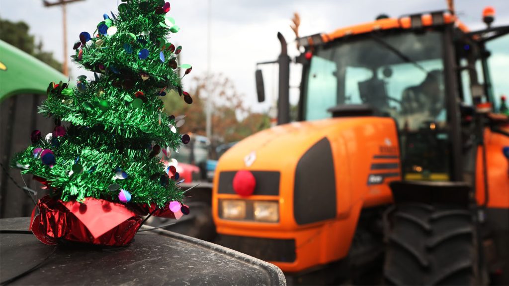 Ρεβεγιόν στα μπλόκα για τους αγρότες