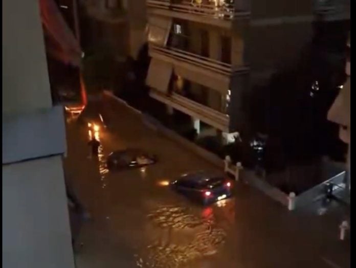 Αδιανόητες εικόνες στον Άλιμο: Aυτοκίνητα εγκλωβισμένα σε δρόμους ποτάμι