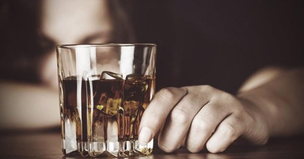 Λάρισα: Στο νοσοκομείο 17χρονη που μέθυσε σε μπαρ – Κερασμένα από τη μητέρα φίλης της τα ποτά