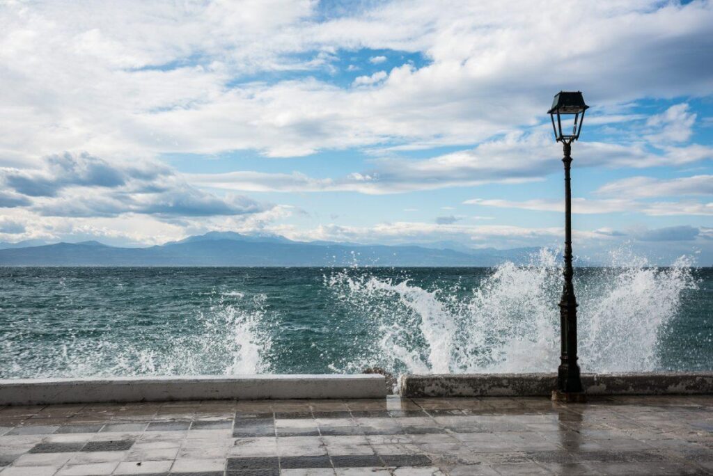 Καιρός: Σχεδόν αίθριος, πολύ ενισχυμένοι βορειοδυτικοί άνεμοι στην κεντρική Μακεδονία 