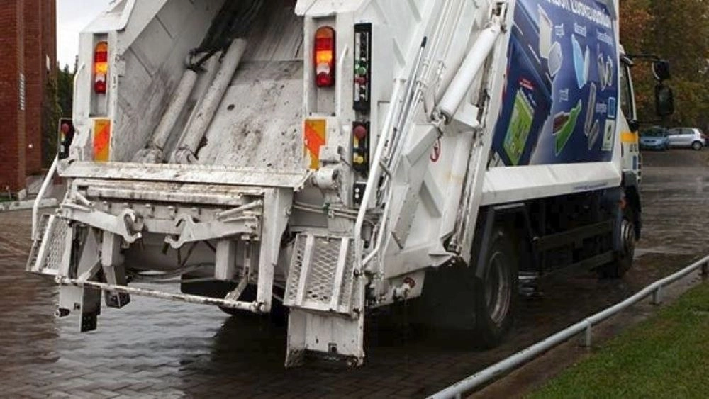 Πάτρα: ΙΧ «καρφώθηκε» σε απορριμματοφόρο – Τραυματίστηκε εργαζόμενος 