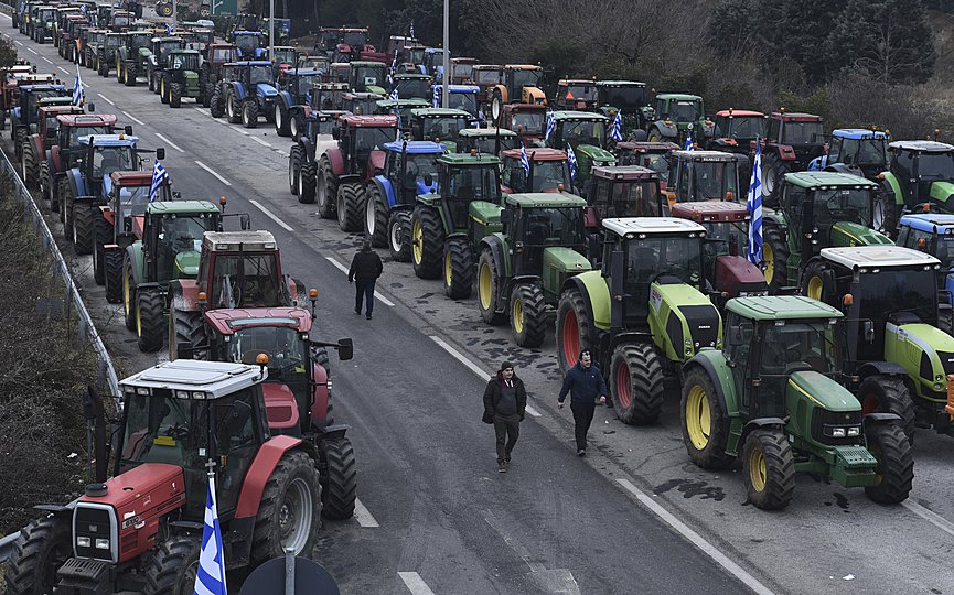 Αγρότες: Κλιμακώνουν και ενισχύουν τα μπλόκα –  5.000 τρακτέρ στη Θεσσαλία