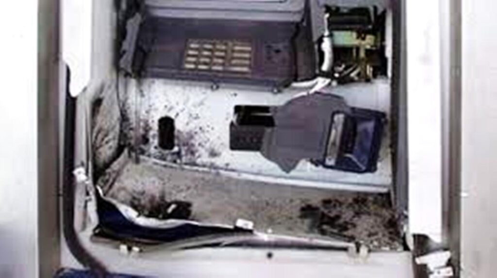 Ανατίναξαν ΑΤΜ στο Κυριάκι Boιωτίας- Άρπαξαν τα χρήματα και εξαφανίστηκαν