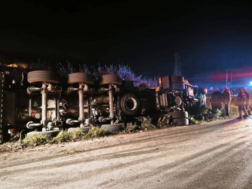 Ανετράπη φορτηγό φορτωμένο με λάδια στην Άρτα – Εγκλωβίστηκε ο οδηγός