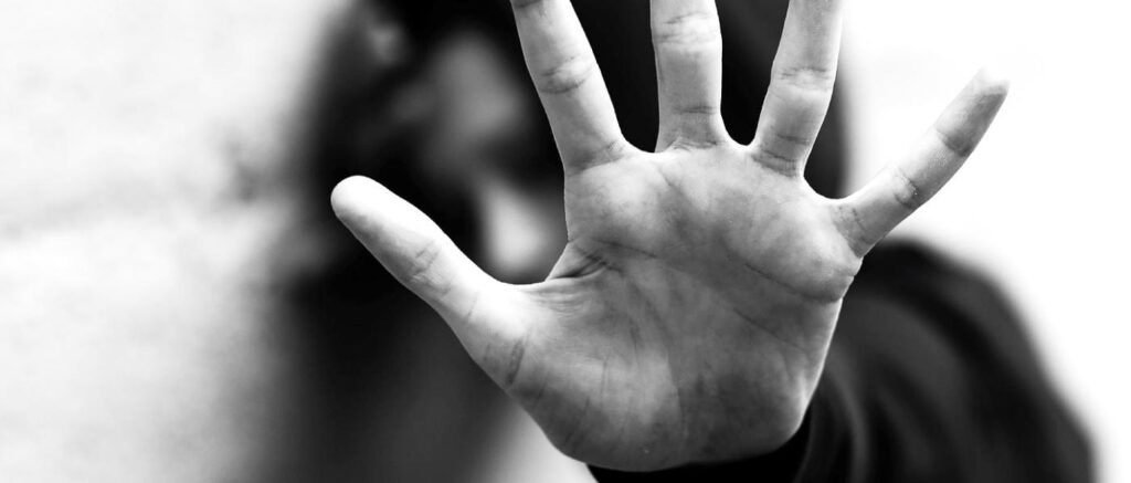 Σοκ στην Αργολίδα: 5 ρομά εισέβαλλαν σε σπίτι, άρπαξαν ανήλικη και τη βίασαν