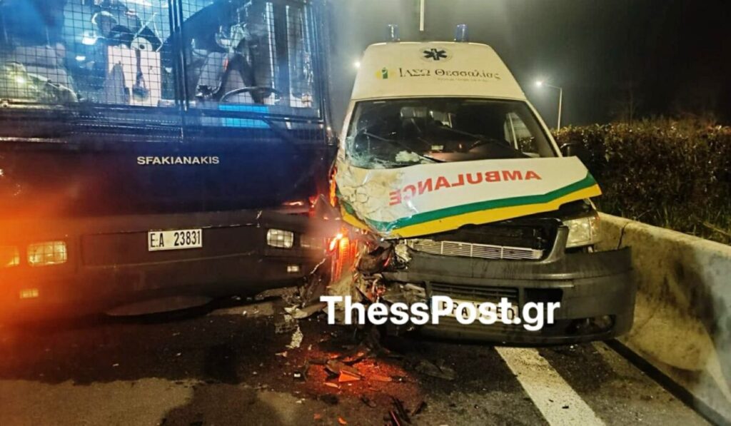 Σοβαρό τροχαίο: Ασθενοφόρο στη Λάρισα πέρασε άνετα από τα μπλόκα των αγροτών και έπεσε πάνω σε κλούβα της αστυνομίας που έκλεινε κάθετα το δρόμο