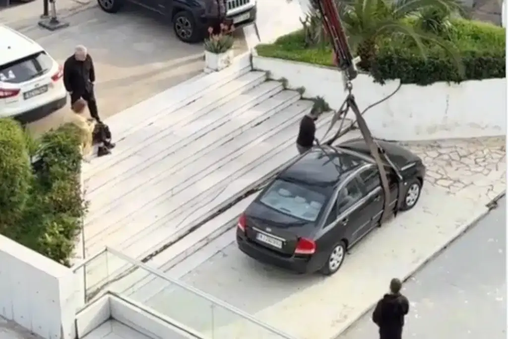 Απίστευτο περιστατικό: Ηλικιωμένη κατέβηκε τις σκάλες με το αυτοκίνητο και το πάρκαρε σε είσοδο εμπορικού κέντρου