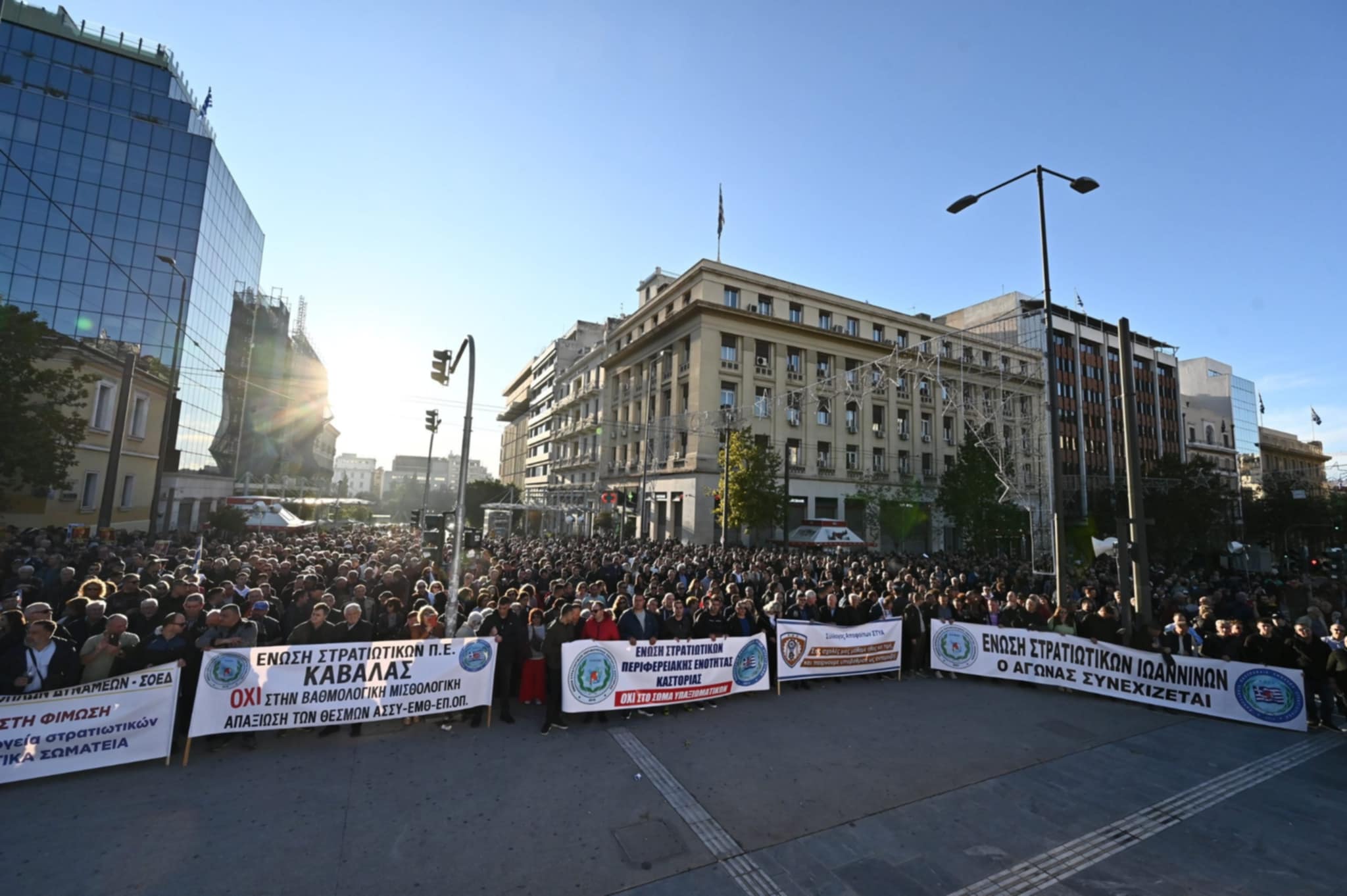 Χιλιάδες στρατιωτικοί στους δρόμους κατά του νομοσχεδίου Δένδια