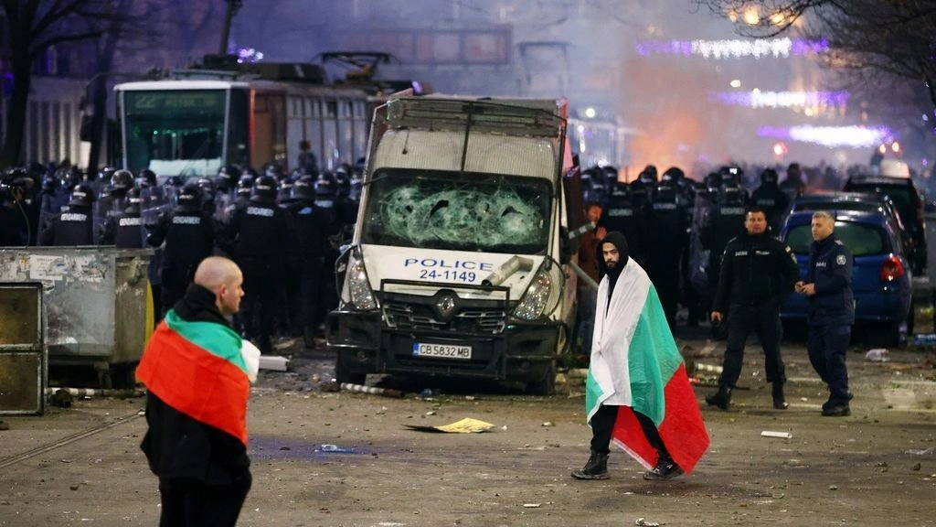 Βουλγαρία: Παραιτήθηκε η κυβέρνηση μετά από εβδομάδες αντικυβερνητικών  διαδηλώσεων για τον προϋπολογισμό λιτότητας και τη διαφθορά
