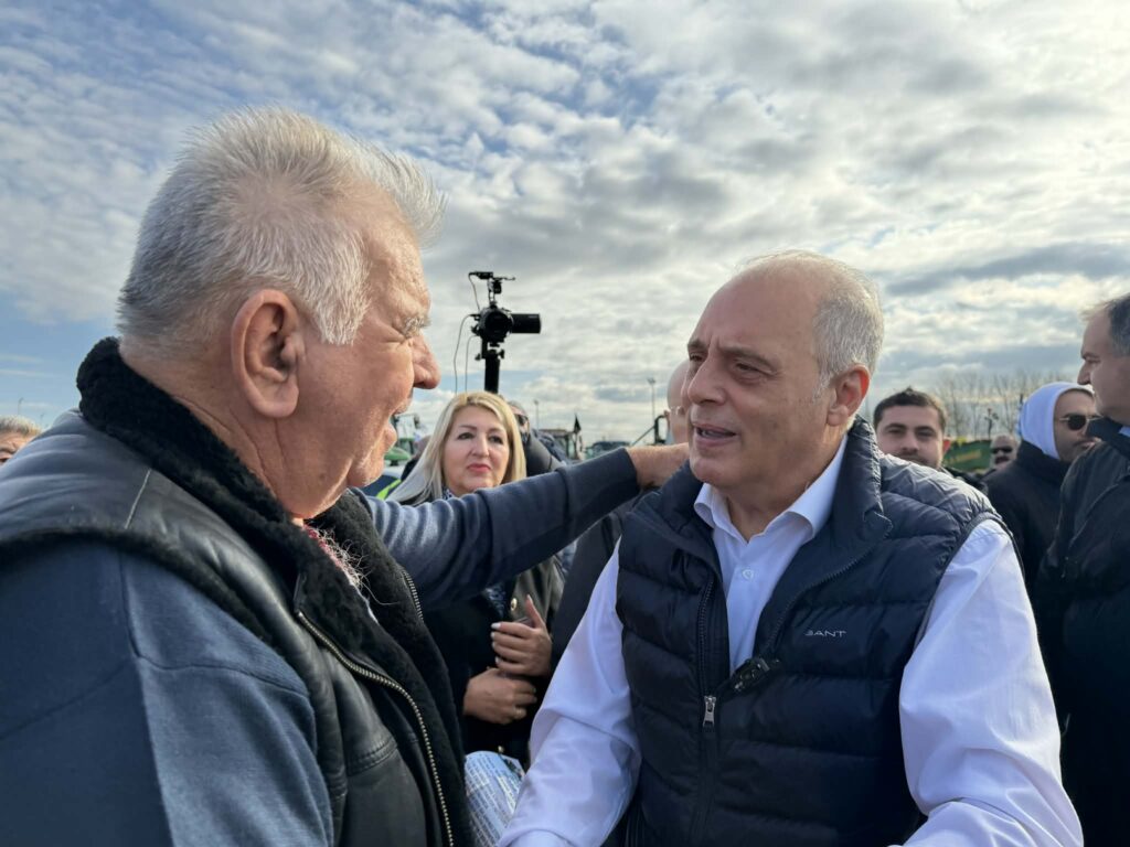 Ο πρόεδρος της Ελληνικής Λύσης Κυριάκος Βελόπουλος δίπλα στους αγρότες στο μπλόκο των Μαλγάρων