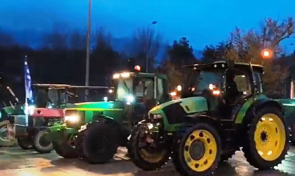 Στο τελωνείο του Προμαχώνα στα σύνορα Ελλάδας με Βουλγαρία έφτασαν με τα τρακτέρ τους οι αγρότες των Σερρών