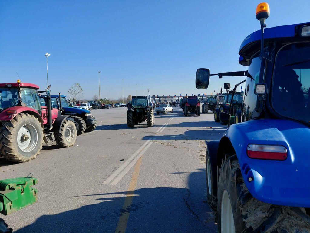 Απόβαση αγροτών στην Θεσσαλονίκη – Αποκλείουν το λιμάνι