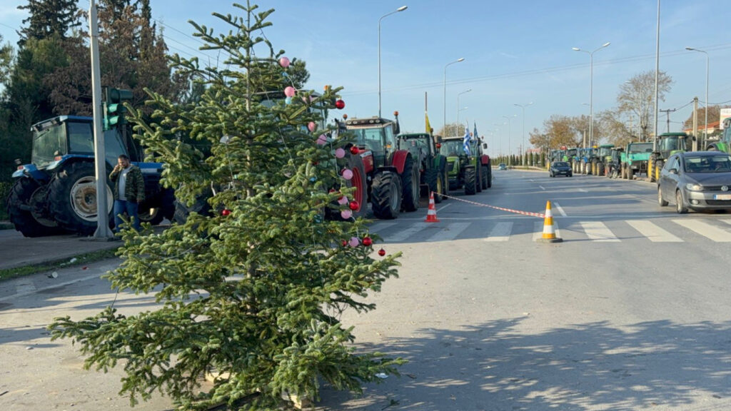 Θεσσαλονίκη : Στόλισαν δέντρο οι αγρότες στα Πράσινα Φανάρια