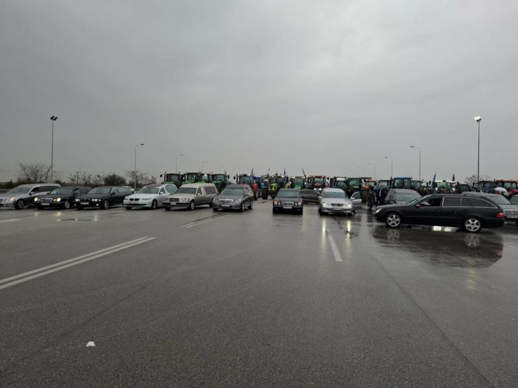 Αποκλειστικό: Κηδεία για τη Νέα Δημοκρατία- Μέχρι και οι νεκροφόρες κατέβηκαν στο μπλόκο των Μαλγάρων