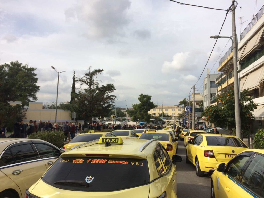 Παράταση της απεργίας τους κατά μια ημέρα αποφάσισαν οι οδηγοί Ταξί