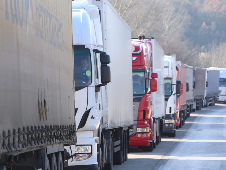 Αναστέλλουν τις κινητοποιήσεις οι ιδιοκτήτες φορτηγών