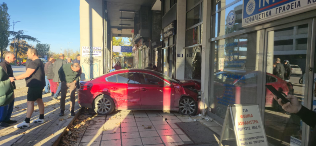 Έτσι έγινε το τροχαίο με αυτοκίνητο που κατέληξε μέσα σε πολυκατοικία στη Θεσσαλονίκη