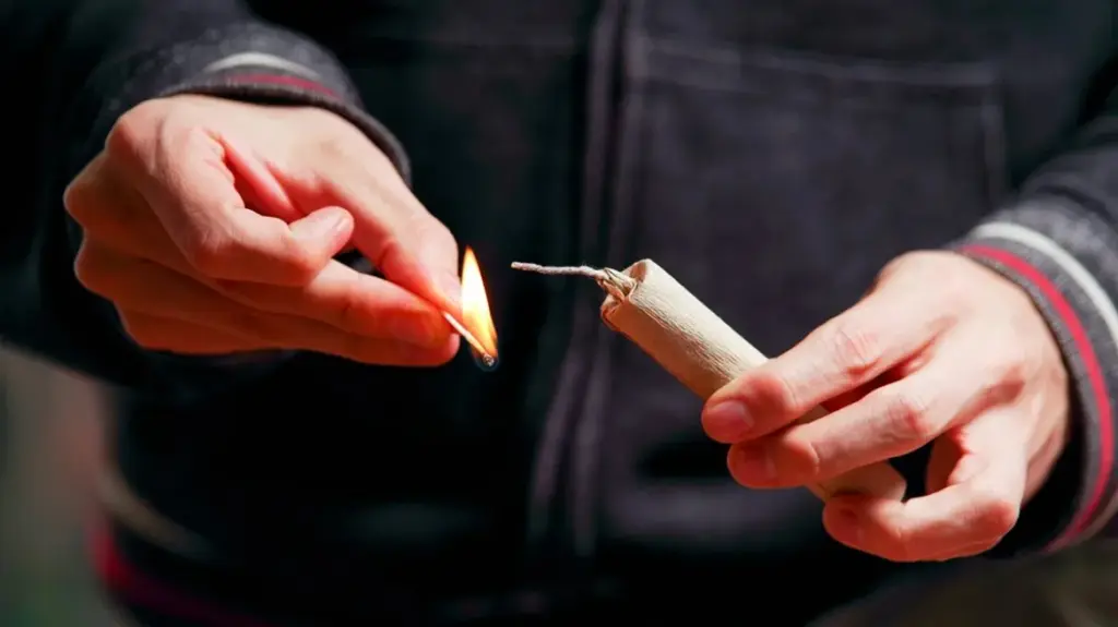 Το απόλυτο χάος σε σχολείο στη Γλυφάδα: Μαθητές βάζουν φωτιές, βανδαλίζουν, και πετούν θρανία