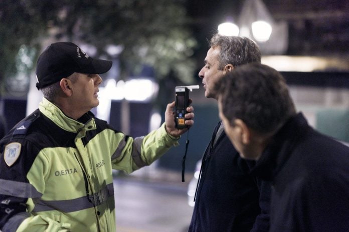 Σε μπλόκο… της Τροχαίας για αλκοτέστ ο Μητσοτάκης