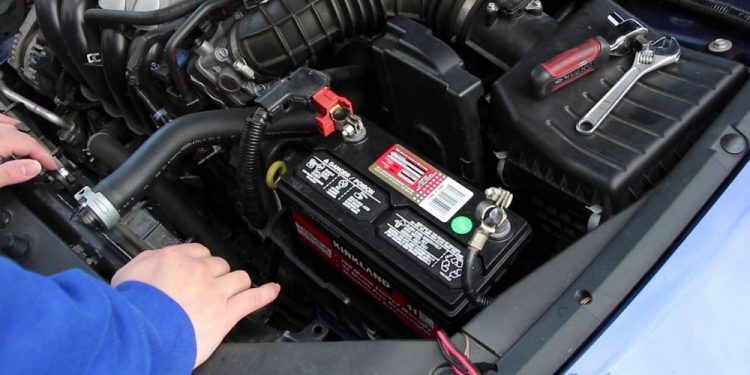 Ηράκλειο: «Μπούκαραν» μέρα – μεσημέρι σε επιχείρηση και άρπαξαν μπαταρίες αυτοκινήτων