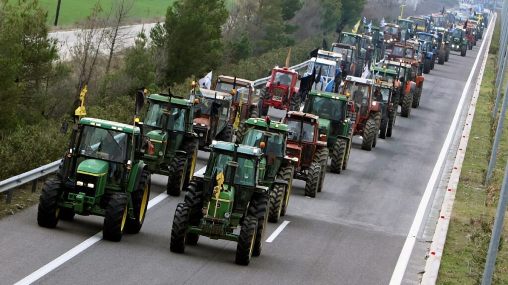 Για 14η ημέρα συνεχίζονται οι αγροτικές κινητοποιήσεις – Χιλιάδες τρακτέρ στους δρόμους