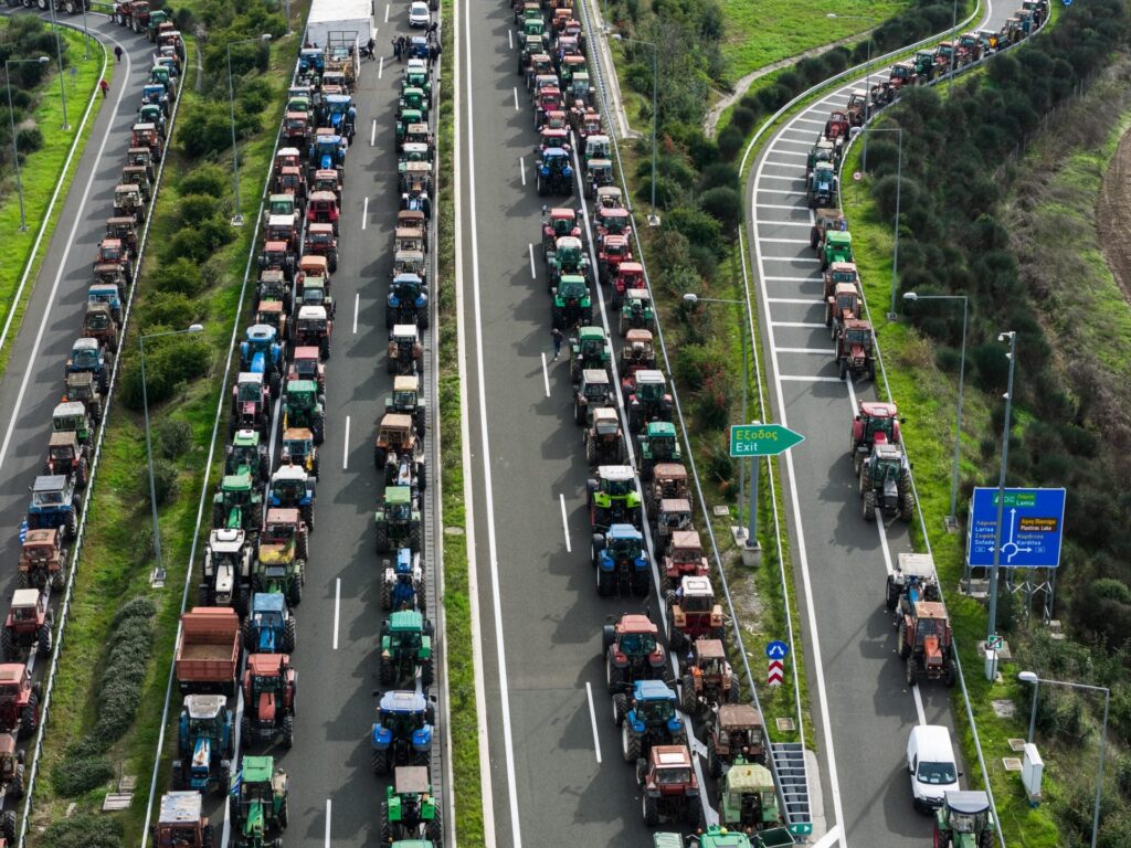 Οργή αγροτών: Δεν τους έπεισαν τα μέτρα Μητσοτάκη-Χατζηδάκη