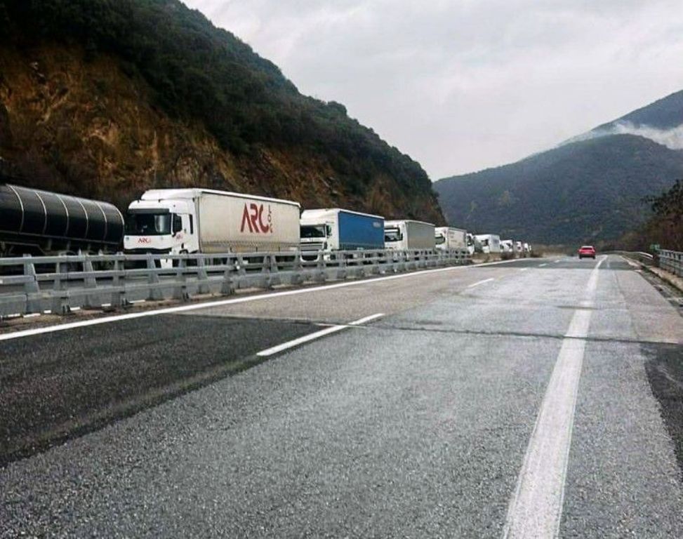 Προμαχώνας: Ουρές χιλιομέτρων από φορτηγά μετά τον επ’ αόριστον αποκλεισμό του τελωνείου
