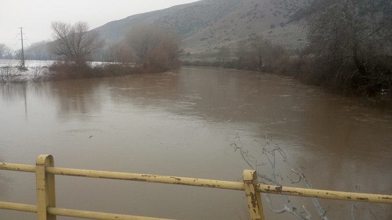 Σε κόκκινο συναγερμό η Θεσσαλία: Πλημμύρισαν Πηνειός και Ενιπέας – Μήνυμα από το 112 για εκκένωση οικισμών