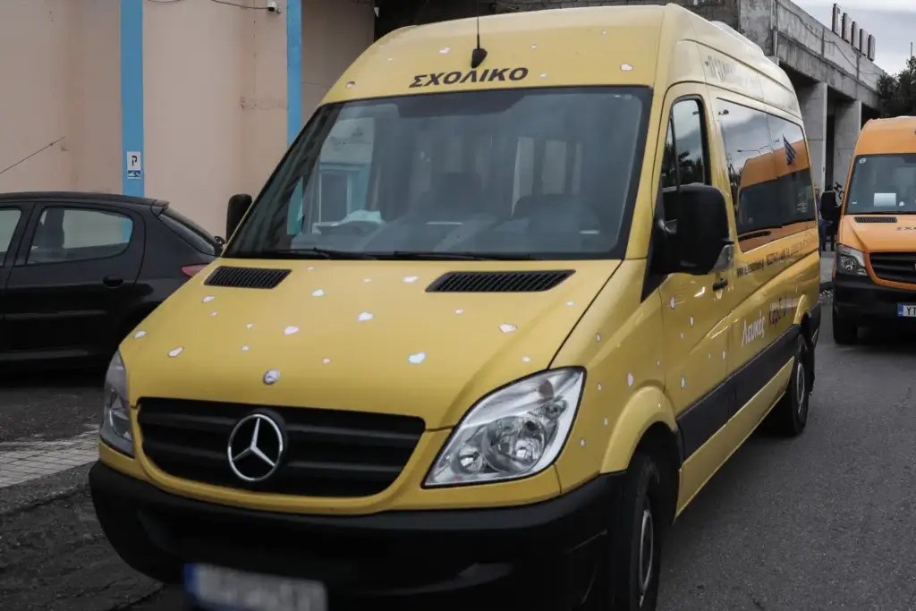 Απίστευτο περιστατικό στο Κορωπί: Μοτοσικλετιστής πέταξε εν κινήσει σφυρί στα τζάμια σχολικού λεωφορείου