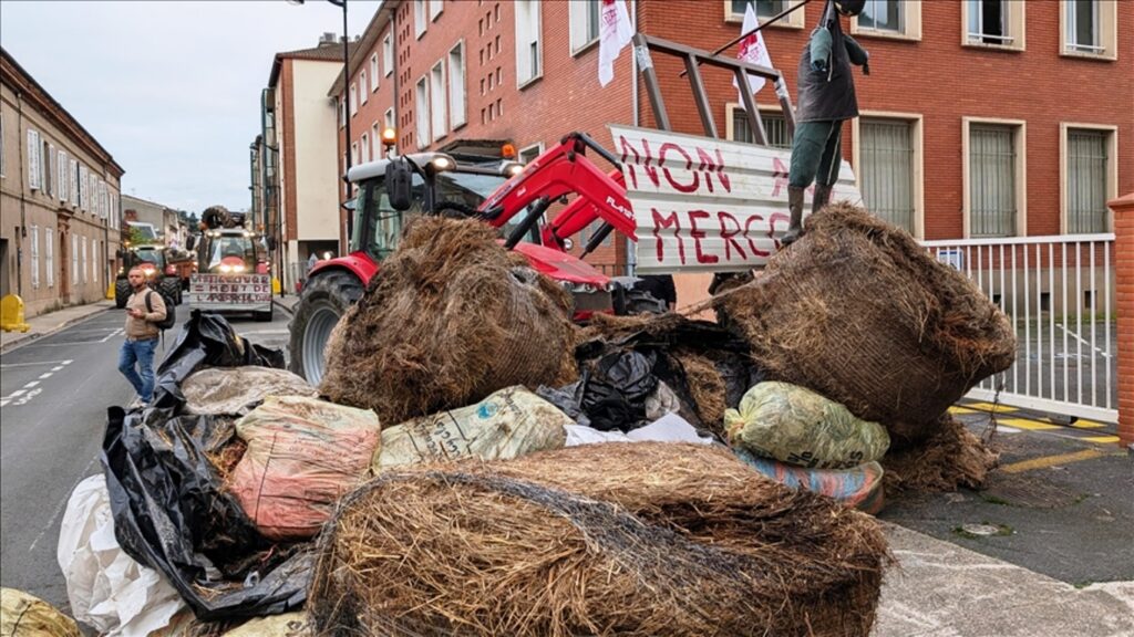 Oργισμένοι και οι Γάλλοι αγρότες ρίχνουν κοπριά σε κυβερνητικά κτίρια και κλείνουν δρόμους με τρακτέρ και σανό