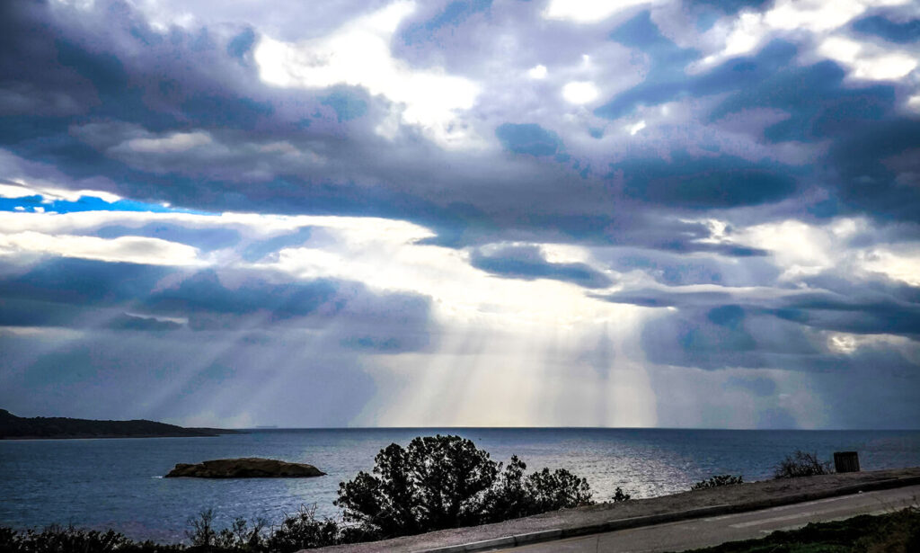 Καιρός: Τοπικές βροχές στα δυτικά, γενικά αίθριος με τοπικές νεφώσεις στις υπόλοιπες περιοχές της χώρας
