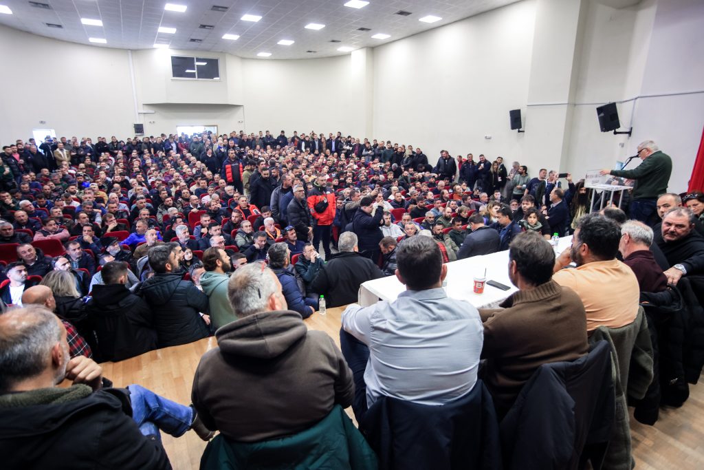 Στον αέρα η συνάντηση αγροτών με Μητσοτάκη