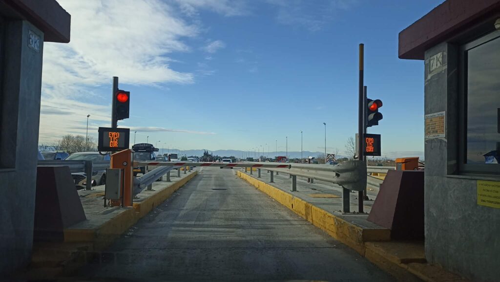 Ανυποχώρητοι οι αγρότες: 48ωρο μπλακάουτ – Κλείνουν δρόμοι, λιμάνια, τελωνεία και παρακαμπτήριοι