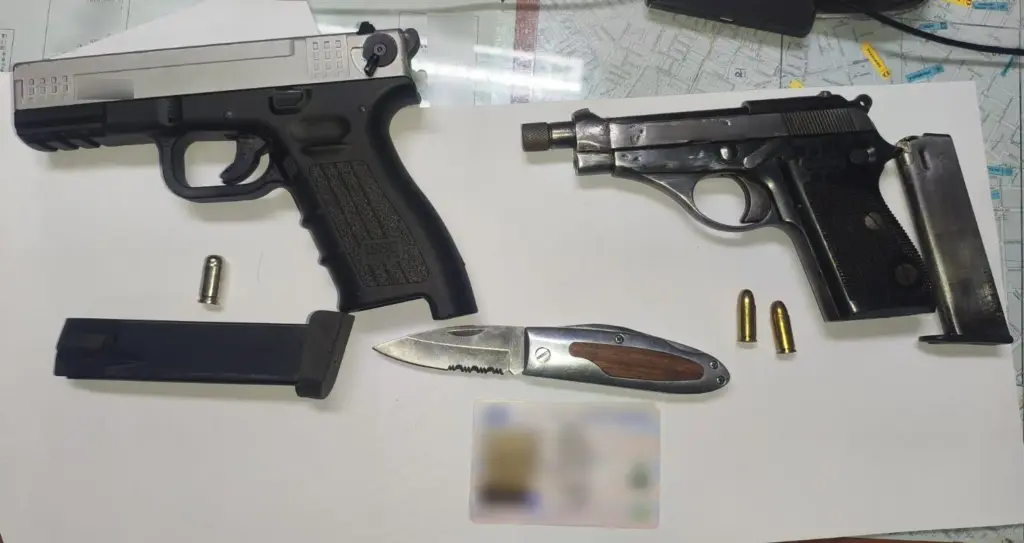 Ελεγχος σε ύποπτο όχημα «αποκάλυψε» πιστόλια, γεμιστήρες και αναδιπλούμενο σουγιά