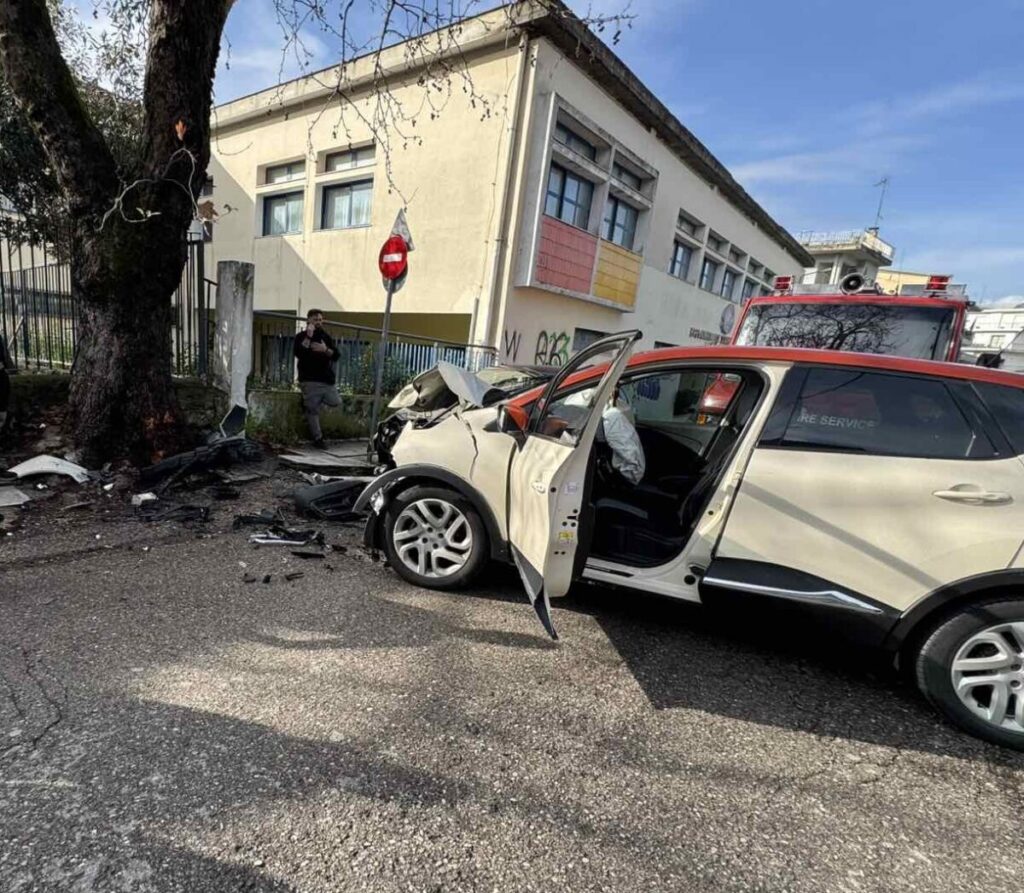 Αγρίνιο: Αυτοκίνητο «καρφώθηκε» σε δέντρο έξω από δημοτικό σχολείο